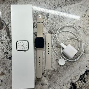 Apple Watch Series 7 Verizon 45mm starlight aluminum case with sports band.
